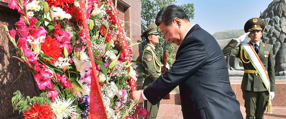 習近平向塔吉克斯坦民族和解與復(fù)興紀念碑獻花圈