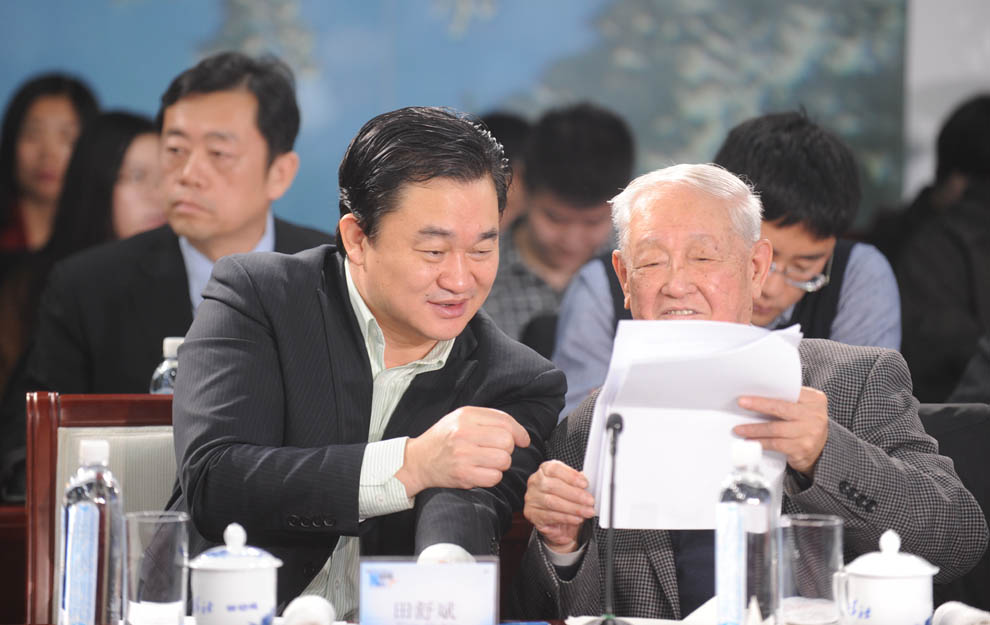 新華網(wǎng)董事長(zhǎng)、總裁田舒斌與軍事科學(xué)院原副院長(zhǎng)糜振玉在現(xiàn)場(chǎng)交流