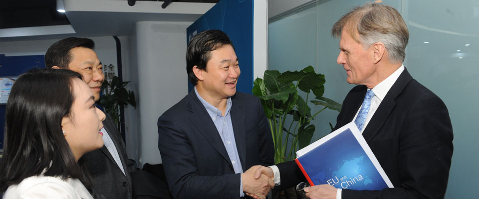 新華網(wǎng)董事長、總裁田舒斌會見丹麥駐華大使裴德盛