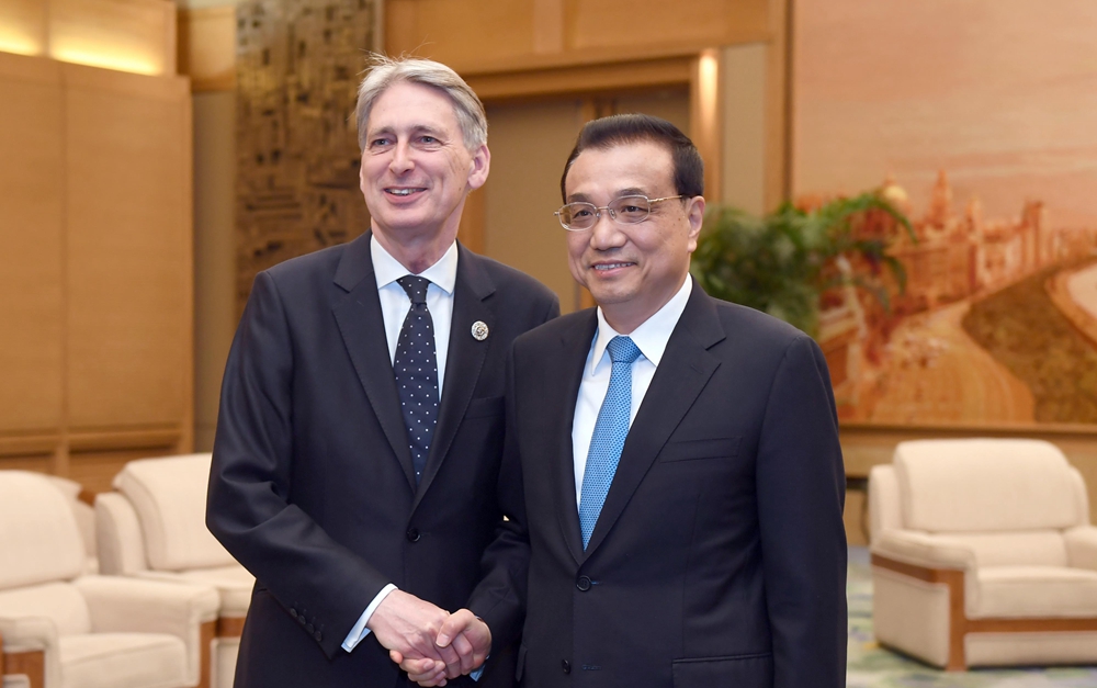 李克強(qiáng)會(huì)見英國(guó)首相特使、財(cái)政大臣哈蒙德