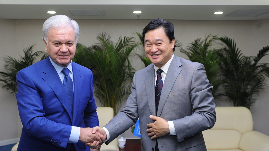 新華網(wǎng)董事長(zhǎng)、總裁田舒斌與上海合作組織秘書長(zhǎng)阿利莫夫親切握手