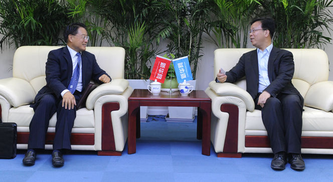 新華網(wǎng)黨委常委、副總編輯劉加文在訪談前會(huì)見李勇