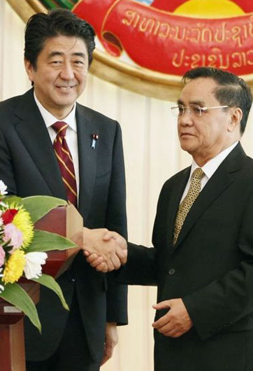 訪(fǎng)問(wèn)柬埔寨老撾慷慨撒錢(qián)