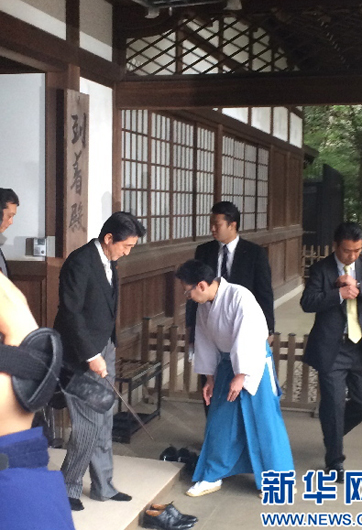 安倍為何不顧?quán)彿磳Γ瑘?zhí)意參拜？