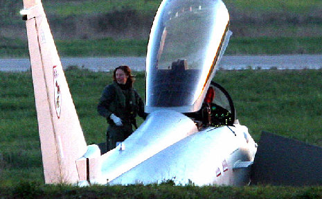 英國女飛行員駕駛臺風(fēng)戰(zhàn)機(jī)參與利比亞行動(dòng)